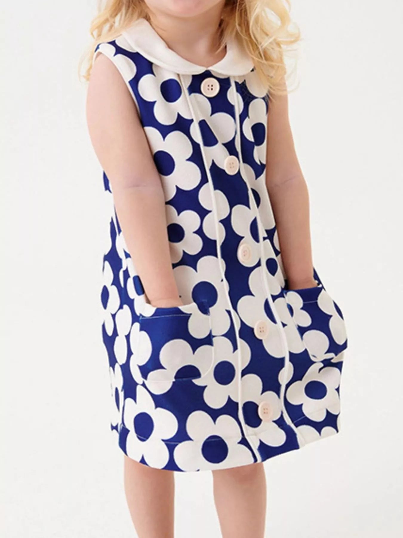 girl wearing Floral Print Sleeveless Dress 